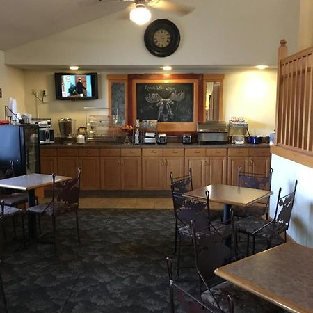 Moose Lake Lodge & Suites エクステリア 写真