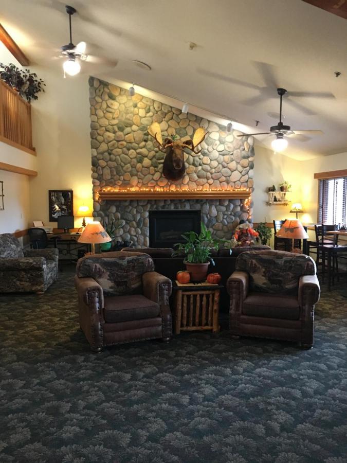 Moose Lake Lodge & Suites エクステリア 写真