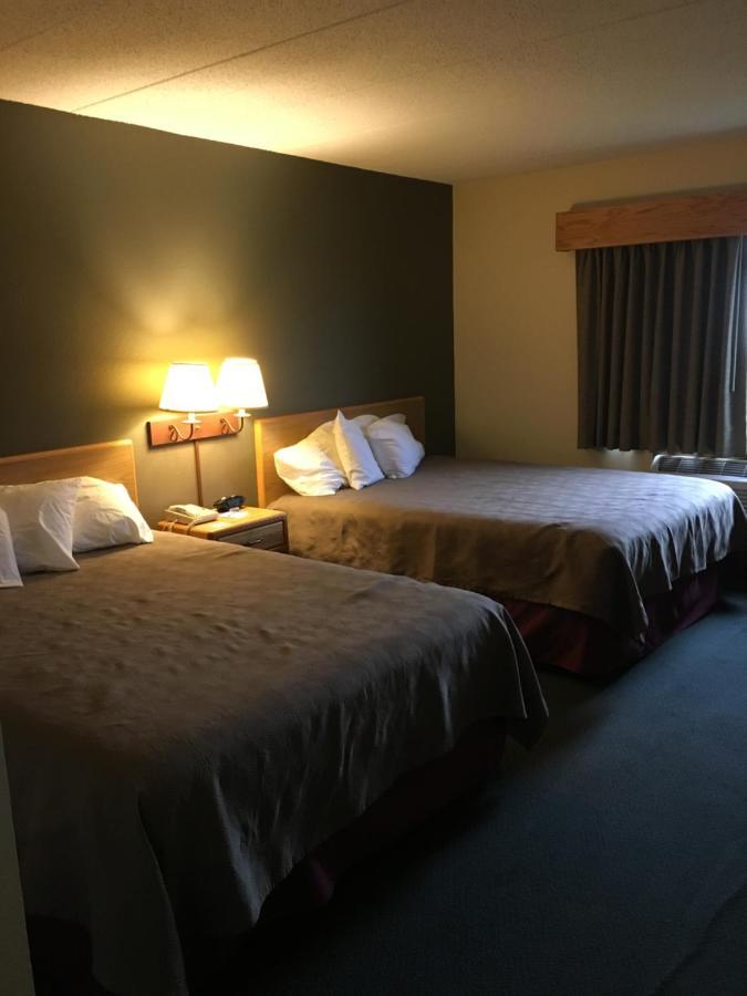 Moose Lake Lodge & Suites エクステリア 写真