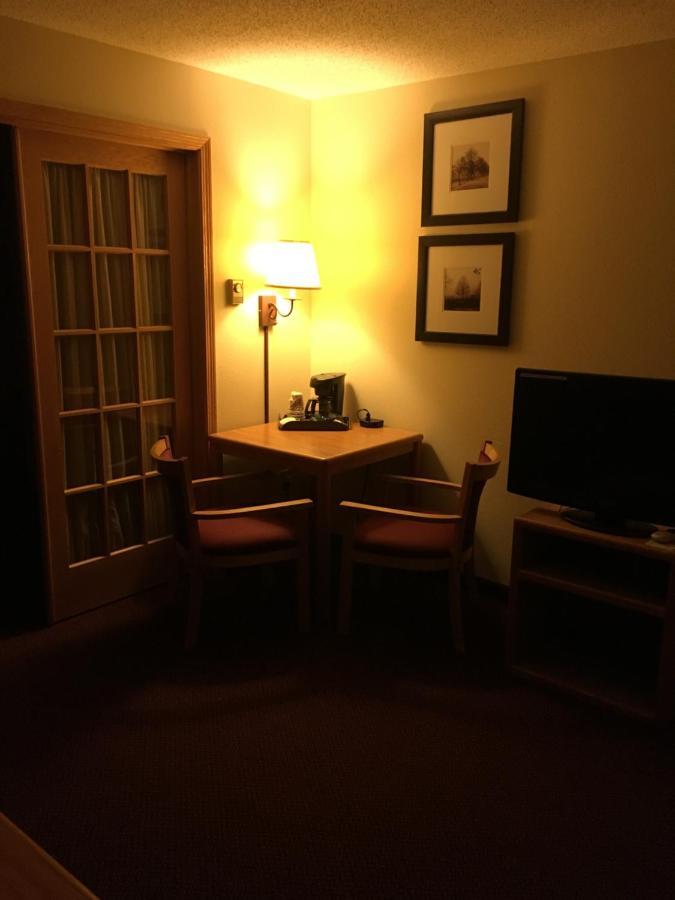 Moose Lake Lodge & Suites エクステリア 写真