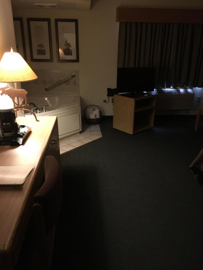Moose Lake Lodge & Suites エクステリア 写真