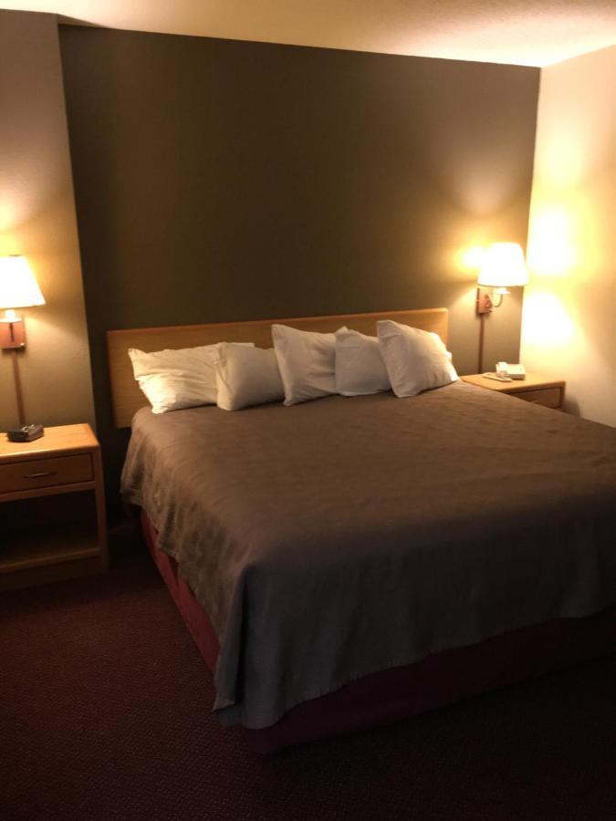 Moose Lake Lodge & Suites エクステリア 写真