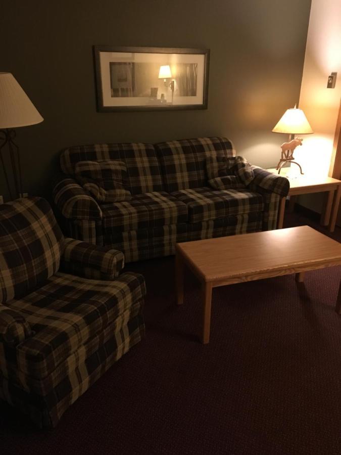 Moose Lake Lodge & Suites エクステリア 写真