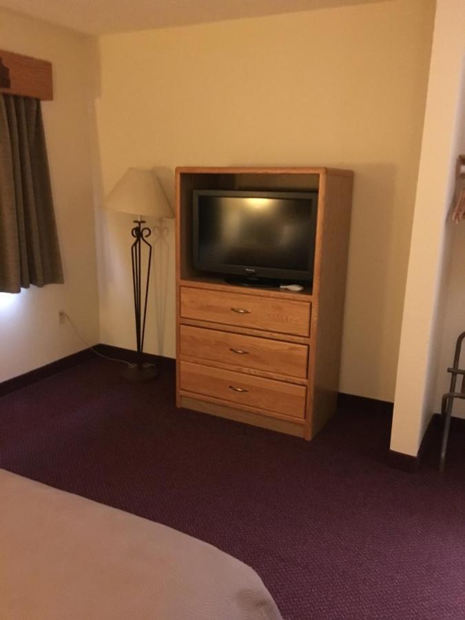 Moose Lake Lodge & Suites エクステリア 写真