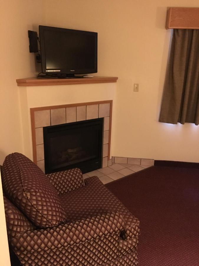 Moose Lake Lodge & Suites エクステリア 写真