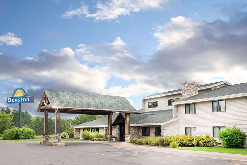 Moose Lake Lodge & Suites エクステリア 写真